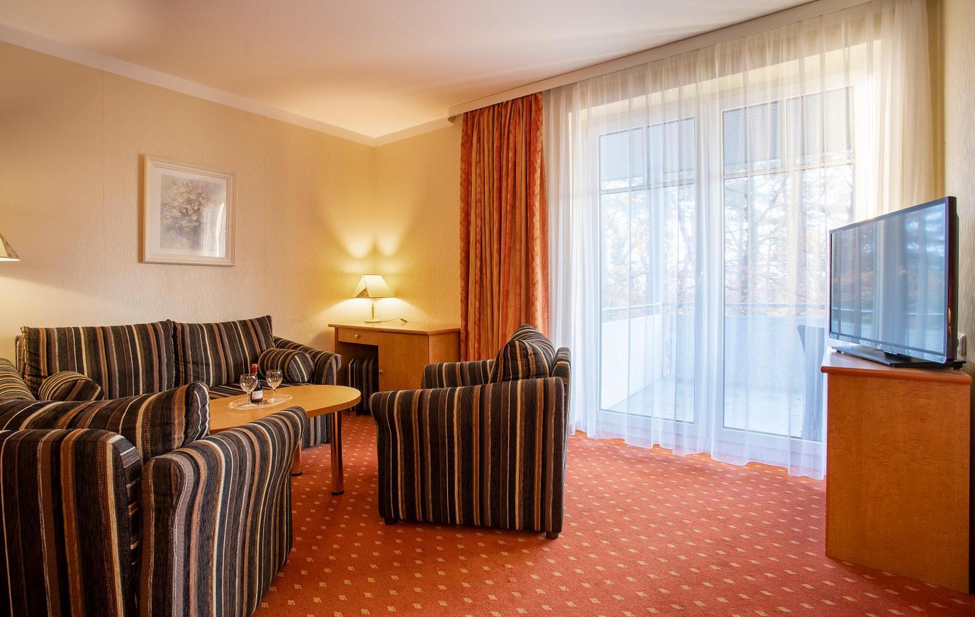 Ostseehotel Villen Im Park - Ein Rovell Hotel Heringsdorf  Exterior photo